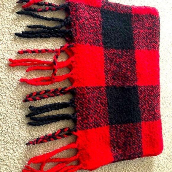 Old Navy Women’s Large Bright Red/Black Buffalo Checked Soft and Warm Scarf - Picture 5 of 6